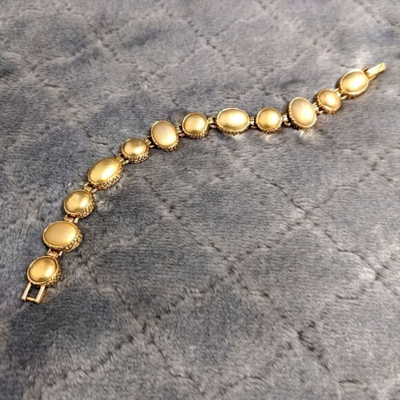 Vintage Liz Claiborne Brushed Goldtone Round & Oval Medallion Bracelet - Picture 1 of 10